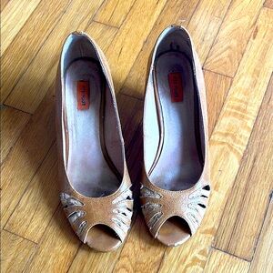 GUC miz mooz peep toe pump